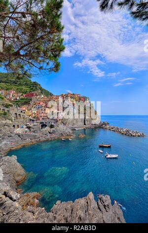 Manarola, Cinque Terre - Luglio 9, 2018:. Manarola è una bella cittadina in provincia di La Spezia, Liguria, Italia del nord e uno dei cinque C Foto Stock