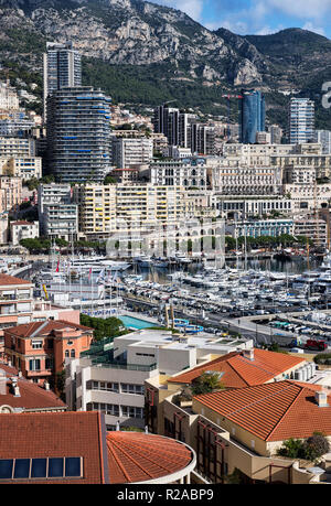 Paesaggio urbano e yacht ormeggiati in porto ercole, Monaco. Foto Stock