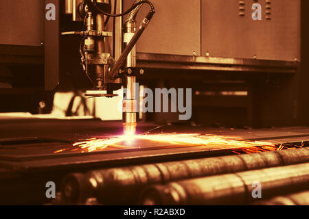 Industrial cnc macchina al plasma taglio della piastra in metallo Foto Stock