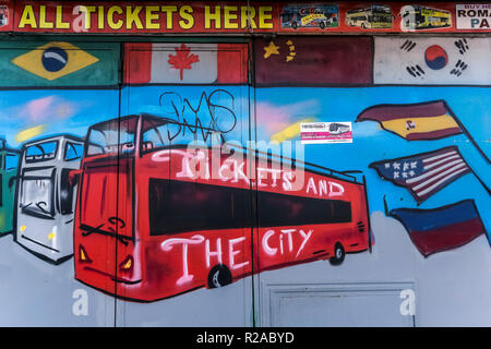 Biglietteria per autobus turistico. Biglietti e la città. Roma, Italia, Europa, Unione europea, UE. Foto Stock