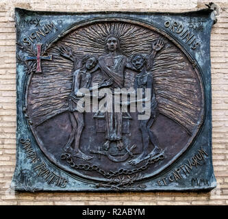 Gesù Cristo bassorilievo in bronzo sulla facciata esterna di Santa Maria delle grazie alle Fornaci, Italia. Chiesa di Santa Maria delle grazie. Roma, Italia, UE. Foto Stock
