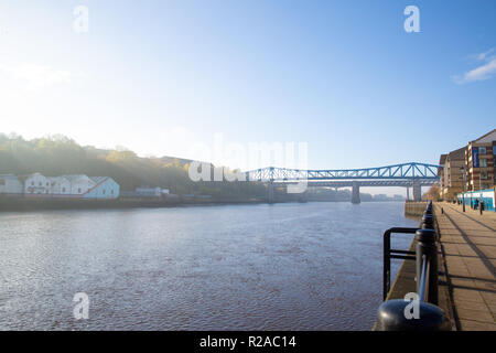 Newcastle upon Tyne/Inghilterra - 10/10/2018: Fiume Tyne con la metropolitana ponte su un nebbioso inverno mattina Foto Stock