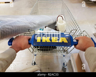 Samara, Russia - Agosto 26, 2018: carrello con un segno di Ikea. IKEA è il più grande del mondo venditore di mobili. Foto Stock