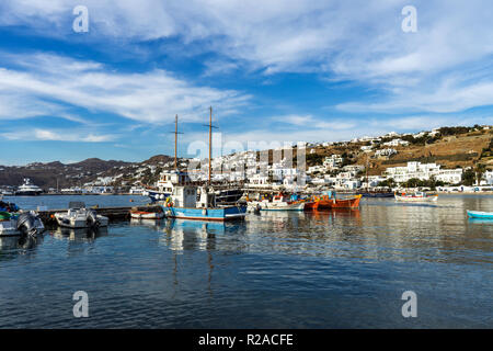 Isola di Mykonos, Grecia. Il pittoresco scenario del porto e della città capitale di questa tradizionale delle Cicladi. Un luogo ideale per le vacanze. Foto Stock