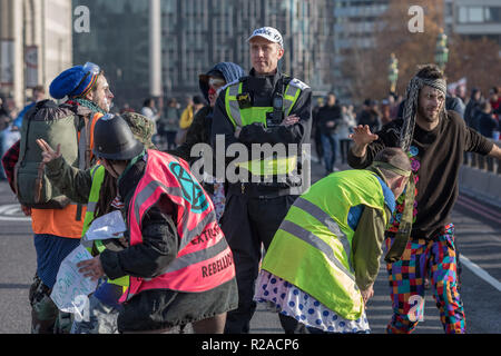 Londra, Regno Unito. 17 Novembre, 2018. Gli attivisti ambientali dalla ribellione di estinzione blocco Westminster Bridge, uno dei cinque ponti bloccato nel centro di Londra, come parte di una ribellione evento della durata di un giorno per evidenziare "inazione penale a fronte del cambiamento climatico catastrofe ecologica e collasso" da parte del governo del Regno Unito come parte di un programma di disobbedienza civile durante la quale decine di manifestanti sono stati arrestati. Credito: Guy Corbishley/Alamy Live News Foto Stock