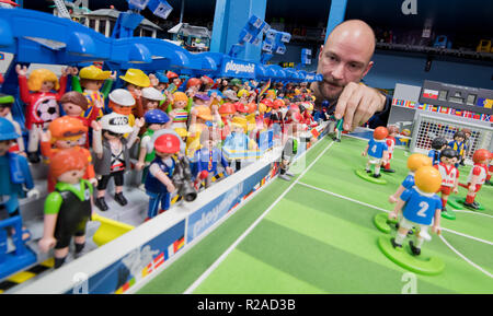 Hannover, Germania. 07 Nov, 2018. Robert Packeiser è in piedi nel suo Playmobil officina. Il 46-anno-vecchio maestro ricrea i mondi a tema di varie epoche, di cui sei sono attualmente sul display in Historisches Museum di Hannover. La sua singolare hobby ha iniziato con la sua passione per la raccolta di giocattoli di culto. (Circa dpa-Korr "Insegnante crea creative Playmobil mondi su temi storici' dal 18.11.2018) Credito: Julian Stratenschulte/dpa/Alamy Live News Foto Stock