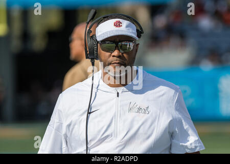 Orlando, FL, Stati Uniti d'America. 17 Nov, 2018. La Bethune Cookman Wildcats head coach Terry Sims durante il NCAA Football game in Florida Classic tra la Florida A&M Rattlers ed Bethune Cookman Wildcats. La Bethune Cookman sconfitto Florida A&M 33-19 al Camping World Stadium in Orlando, Fl. Romeo T Guzman/CSM/Alamy Live News Foto Stock