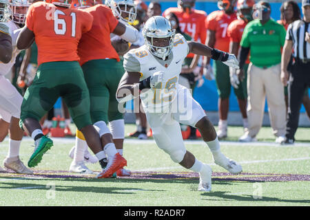 Orlando, FL, Stati Uniti d'America. 17 Nov, 2018. La Bethune Cookman Wildcats linebacker Marchese Hendrix (19) durante il NCAA Football game in Florida Classic tra la Florida A&M Rattlers ed Bethune Cookman Wildcats. La Bethune Cookman sconfitto Florida A&M 33-19 al Camping World Stadium in Orlando, Fl. Romeo T Guzman/CSM/Alamy Live News Foto Stock