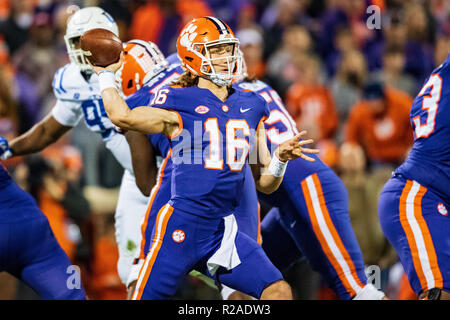 Clemson Tigers quarterback Trevor Lawrence (16) durante il NCAA college football gioco tra il duca e Clemson sabato 17 novembre 2018 presso il Memorial Stadium di Clemson, SC. Giacobbe Kupferman/CSM Foto Stock