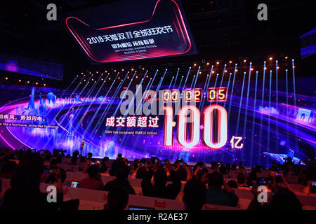 Pechino, nov. 11. Xi Nov, 2009. Un gigantesco schermo visualizza le vendite su Alibaba è online marketplace Tmall per Singles' giornata di shopping spree a Shanghai in Cina orientale, nov. 11, 2018. Della Cina di Singles' giorno vendite sul TMall hit 10 miliardi di yuan (circa 1,44 miliardi di dollari) a soli due minuti e cinque secondi dopo la mezzanotte di domenica. L'e-commerce giant ha lanciato l'annuale shopping online sulla promozione nov. 11, 2009. Credito: Huang Zongzhi/Xinhua/Alamy Live News Foto Stock