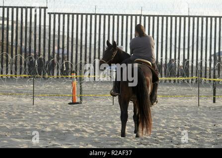 Los Angeles, California, USA. 4 gennaio, 2018. Una donna passeggiate a cavallo presso il confine con il Messico il 17 novembre 2018 a San Diego, California. Credito: Ringo Chiu/ZUMA filo/Alamy Live News Foto Stock