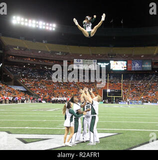 Novembre 17, 2018 - Hawaii cheerleaders eseguire durante un gioco tra le Hawaii Rainbow Warriors e la UNLV ribelli a Aloha Stadium di Honolulu, HI - Michael Sullivan/CSM Foto Stock