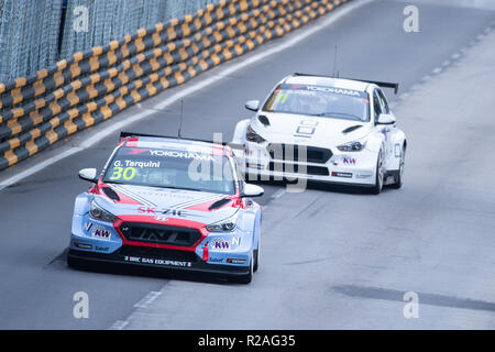 Macao, Cina. Xviii Nov, 2018. Gabriele Tarquini (anteriore) dell Italia compete durante la gara del FIA WTCR gara di Macao al sessantacinquesimo Macao Grand Prix di Macao, Cina del sud, nov. 18, 2018. Credito: Cheong Kam Ka/Xinhua/Alamy Live News Foto Stock