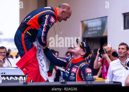 Macao, Cina. Xviii Nov, 2018. Gabriele Tarquini (superiore) dell'Italia celebra dopo la gara del FIA WTCR gara di Macao al sessantacinquesimo Macao Grand Prix di Macao, Cina del sud, nov. 18, 2018. Credito: Cheong Kam Ka/Xinhua/Alamy Live News Foto Stock