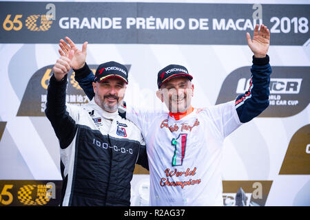 Macao, Cina. Xviii Nov, 2018. Gabriele Tarquini (R) dell'Italia celebra dopo la gara del FIA WTCR gara di Macao al sessantacinquesimo Macao Grand Prix di Macao, Cina del sud, nov. 18, 2018. Credito: Cheong Kam Ka/Xinhua/Alamy Live News Foto Stock