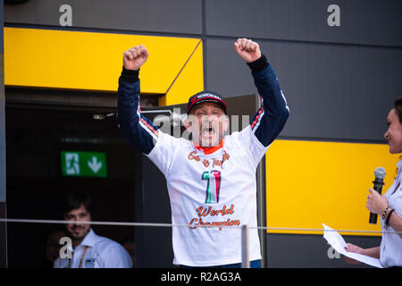 Macao, Cina. Xviii Nov, 2018. Gabriele Tarquini dell Italia celebra dopo la gara del FIA WTCR gara di Macao al sessantacinquesimo Macao Grand Prix di Macao, Cina del sud, nov. 18, 2018. Credito: Cheong Kam Ka/Xinhua/Alamy Live News Foto Stock