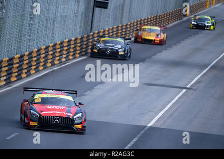 Macao, Cina. Xviii Nov, 2018. Maro Engel (anteriore) della Repubblica federale di Germania compete durante la gara del campionato FIA GT World Cup al sessantacinquesimo Macao Grand Prix di Macao, Cina del sud, nov. 18, 2018. (Xinhua/Cheong Kam Ka) Credito: Cheong Kam Ka/Xinhua/Alamy Live News Foto Stock