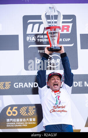 Macao, Cina. Xviii Nov, 2018. Gabriele Tarquini dell Italia celebra durante la cerimonia di premiazione della gara della FIA WTCR gara di Macao al sessantacinquesimo Macao Grand Prix di Macao, Cina del sud, nov. 18, 2018. (Xinhua/Cheong Kam Ka) Credito: Cheong Kam Ka/Xinhua/Alamy Live News Foto Stock