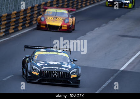 Macao, Cina. Xviii Nov, 2018. Edoardo mortaio (anteriore) della Svizzera compete durante la gara del campionato FIA GT World Cup al sessantacinquesimo Macao Grand Prix di Macao, Cina del sud, nov. 18, 2018. (Xinhua/Cheong Kam Ka) Credito: Cheong Kam Ka/Xinhua/Alamy Live News Foto Stock