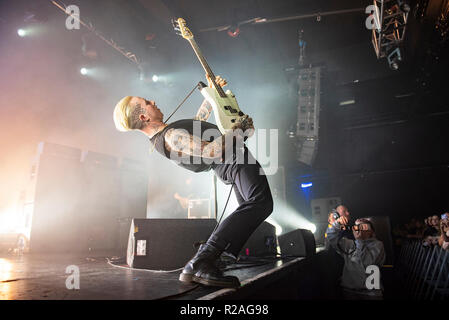 Manchester, Regno Unito. 17 novembre 2018. Isaac Hoffman e Laurie Vincent di schiavi eseguire al Manchester Academy sul loro tour del Regno Unito, Manchester 17/11/2018 Credit: Gary Mather/Alamy Live News Foto Stock