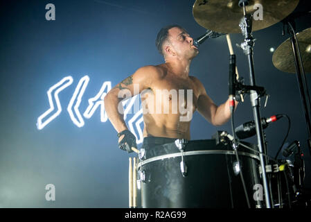 Manchester, Regno Unito. 17 novembre 2018. Isaac Hoffman e Laurie Vincent di schiavi eseguire al Manchester Academy sul loro tour del Regno Unito, Manchester 17/11/2018 Credit: Gary Mather/Alamy Live News Foto Stock