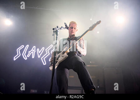 Manchester, Regno Unito. 17 novembre 2018. Isaac Hoffman e Laurie Vincent di schiavi eseguire al Manchester Academy sul loro tour del Regno Unito, Manchester 17/11/2018 Credit: Gary Mather/Alamy Live News Foto Stock