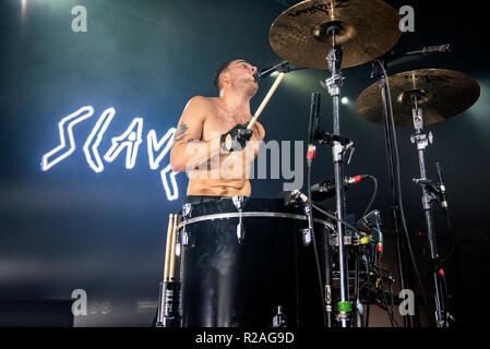 Manchester, Regno Unito. 17 novembre 2018. Isaac Hoffman e Laurie Vincent di schiavi eseguire al Manchester Academy sul loro tour del Regno Unito, Manchester 17/11/2018 Credit: Gary Mather/Alamy Live News Foto Stock