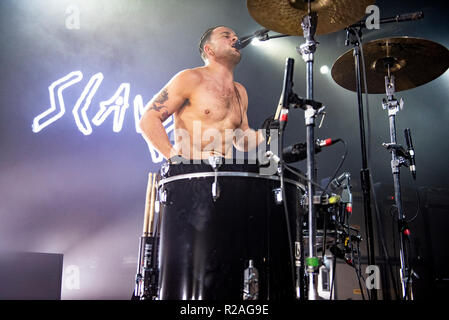 Manchester, Regno Unito. 17 novembre 2018. Isaac Hoffman e Laurie Vincent di schiavi eseguire al Manchester Academy sul loro tour del Regno Unito, Manchester 17/11/2018 Credit: Gary Mather/Alamy Live News Foto Stock