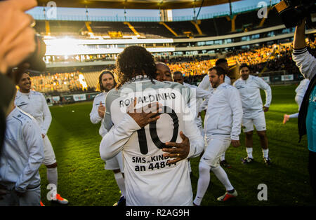 17 novembre 2018, Assia, Frankfurt/Main: Ronaldinho, Brasiliano ex calciatore professionista, abbraccia su AILTON, ex calciatore professionista di Werder Brema, la Commerzbank Arena. Il calcio brasiliano superstar gareggiato con un team internazionale di ex-football pro contro una selezione di Eintracht Allstars in la Commerzbank Arena. L'ex-pro ha giocato per una buona causa. (A dpa 'Distraction Calcio: Ronaldinho piaga grandi preoccupazioni dopo la carriera' del 18.11.2018) Foto: Andreas Arnold/dpa Foto Stock