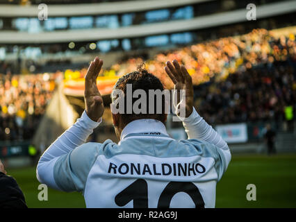 17 novembre 2018, Assia, Frankfurt/Main: Ronaldinho, Brasiliano ex calciatore professionista, è in piedi la Commerzbank Arena. Il calcio brasiliano superstar gareggiato con un team internazionale di ex-football pro contro una selezione di Eintracht Allstars in la Commerzbank Arena. L'ex-pro ha giocato per una buona causa. (A dpa 'Distraction Calcio: Ronaldinho piaga grandi preoccupazioni dopo la carriera' del 18.11.2018) Foto: Andreas Arnold/dpa Foto Stock