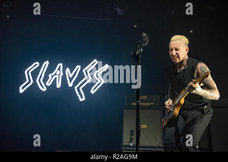 Manchester, Regno Unito. 17 novembre 2018. Isaac Hoffman e Laurie Vincent di schiavi eseguire al Manchester Academy sul loro tour del Regno Unito, Manchester 17/11/2018 Credit: Gary Mather/Alamy Live News Foto Stock