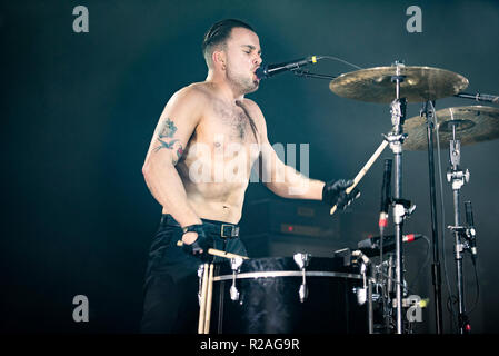 Manchester, Regno Unito. 17 novembre 2018. Isaac Hoffman e Laurie Vincent di schiavi eseguire al Manchester Academy sul loro tour del Regno Unito, Manchester 17/11/2018 Credit: Gary Mather/Alamy Live News Foto Stock