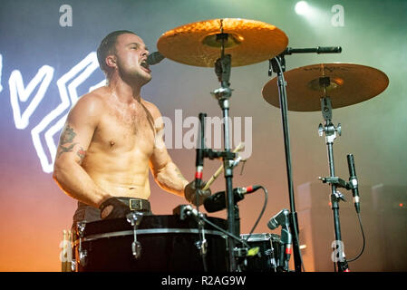 Manchester, Regno Unito. 17 novembre 2018. Isaac Hoffman e Laurie Vincent di schiavi eseguire al Manchester Academy sul loro tour del Regno Unito, Manchester 17/11/2018 Credit: Gary Mather/Alamy Live News Foto Stock