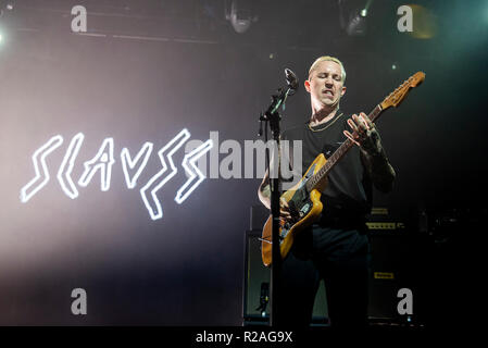 Manchester, Regno Unito. 17 novembre 2018. Isaac Hoffman e Laurie Vincent di schiavi eseguire al Manchester Academy sul loro tour del Regno Unito, Manchester 17/11/2018 Credit: Gary Mather/Alamy Live News Foto Stock