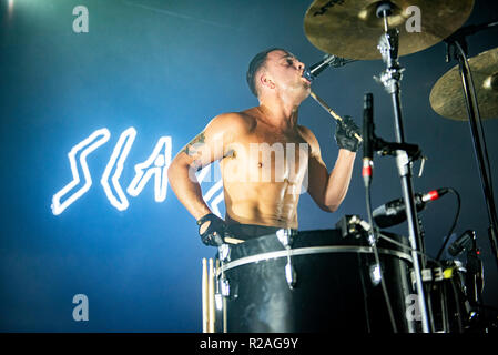 Manchester, Regno Unito. 17 novembre 2018. Isaac Hoffman e Laurie Vincent di schiavi eseguire al Manchester Academy sul loro tour del Regno Unito, Manchester 17/11/2018 Credit: Gary Mather/Alamy Live News Foto Stock