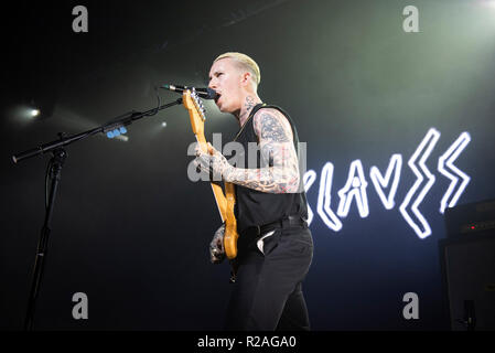 Manchester, Regno Unito. 17 novembre 2018. Isaac Hoffman e Laurie Vincent di schiavi eseguire al Manchester Academy sul loro tour del Regno Unito, Manchester 17/11/2018 Credit: Gary Mather/Alamy Live News Foto Stock