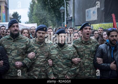 I manifestanti che indossano uniformi militari sono visti cantando slogan come essi prendono parte durante la protesta. Migliaia di persone hanno dimostrato durante il quarantacinquesimo anniversario del Politecnico sollevazione contro la giunta militare al potere nel 1973. Foto Stock