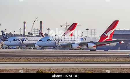 Los Angeles, California, USA. 16 Sett 2014. I piani della Qantas Airlines compagnia aerea limitata all'aeroporto di Los Angeles Credito: Alexey Bychkov/ZUMA filo/Alamy Live News Foto Stock