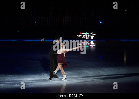 MALAGA, Spagna. 17 Nov, 2018. La figura skaters Anna Capellini e Luca Lanotte visto eseguire durante lo spettacolo.Rivoluzione su Ice Tour show è uno spettacolo di pattinaggio artistico su ghiaccio con un cast internazionale di campione del mondo pattinatori, capeggiata dal pattinatore spagnolo Javier FernÃ¡ndez. La mostra presenta anche musical e spettacoli di acrobazie. Credito: Gesù Merida/SOPA Immagini/ZUMA filo/Alamy Live News Foto Stock