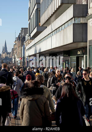 Edimburgo, Scozia. 18 nov. 2018. Regno Unito meteo, sunshine con nebbia in background, temperatura a 6 gradi nella capitale scozzese's Princes Street con vivace marciapiedi nel centro della citta'. Foto Stock