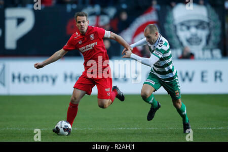 Zwolle, Paesi Bassi. Xviii Nov, 2018. Zwolle, Paesi Bassi. Xviii Nov, 2018. Stadio Grolsch Veste, stagione 2018/2019, olandese Keuken Kampioen Divisie, FC Twente player Wout Brama(l) e andare avanti aquile player Istvan Bakx(r) durante la partita FC Twente - andare avanti aquile. Credito: Pro scatti/Alamy Live News Credito: Pro scatti/Alamy Live News Credito: Pro scatti/Alamy Live News Foto Stock