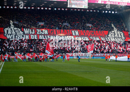 Zwolle, Paesi Bassi. Xviii Nov, 2018. Zwolle, Paesi Bassi. Xviii Nov, 2018. Stadio Grolsch Veste, stagione 2018/2019, olandese Keuken Kampioen Divisie, fan del FC Twente con un banner durante la partita FC Twente - andare avanti aquile. Credito: Pro scatti/Alamy Live News Credito: Pro scatti/Alamy Live News Credito: Pro scatti/Alamy Live News Foto Stock