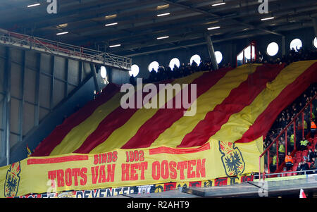 Zwolle, Paesi Bassi. Xviii Nov, 2018. Zwolle, Paesi Bassi. Xviii Nov, 2018. Stadio Grolsch Veste, stagione 2018/2019, olandese Keuken Kampioen Divisie, fan di andare avanti aquile con un banner durante la partita FC Twente - andare avanti aquile. Credito: Pro scatti/Alamy Live News Credito: Pro scatti/Alamy Live News Credito: Pro scatti/Alamy Live News Foto Stock