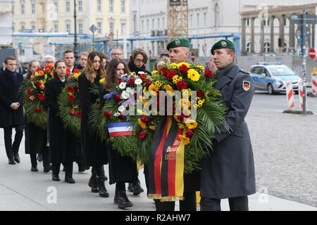 Berlino, Germania. Xviii Nov, 2018. Emmanuel Macron presso la ghirlanda-posa cerimonia nella Neue Wache di Berlino. Il Memorial Day su 18.11.2018, vittima della guerra e la tirannia di Berlino è commemorato. Credito: SAO colpito/Alamy Live News Foto Stock