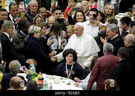 Vaticano, Roma, Italia. Papa Francesco offre a diverse centinaia di persone povere, senzatetto, immigrati, disoccupati un pranzo di domenica come egli celebra la Giornata Mondiale dei poveri nella Basilica di San Pietro. Credito: Giuseppe Ciccia/Alamy Live News Foto Stock