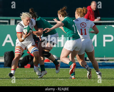 Energia Park, Dublin, Irlanda. Xviii Nov, 2018. Womens internazionale di rugby, Irlanda contro STATI UNITI D'AMERICA; Rachel Johnson di Stati Uniti d'America viene affrontato da Nikki Caughey del credito in Irlanda: Azione Plus sport/Alamy Live News Foto Stock