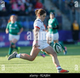 Energia Park, Dublin, Irlanda. Xviii Nov, 2018. Womens internazionale di rugby, Irlanda contro STATI UNITI D'AMERICA; Kimber Rozier di USA calciare il pallone chiaro dal suo fine credito: Azione Sport Plus/Alamy Live News Foto Stock