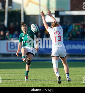 Energia Park, Dublin, Irlanda. Xviii Nov, 2018. Womens internazionale di rugby, Irlanda contro STATI UNITI D'AMERICA; Meya Bizer di blocchi USA il calcio di Michelle Claffey dell Irlanda Carte: Azione Plus sport/Alamy Live News Foto Stock