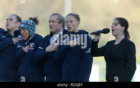 Energia Park, Dublin, Irlanda. Xviii Nov, 2018. Womens internazionale di rugby, Irlanda contro STATI UNITI D'AMERICA; il team usa durante la riproduzione del loro inno nazionale Credito: Azione Sport Plus/Alamy Live News Foto Stock