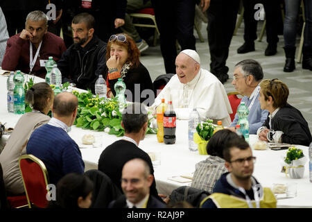 Vaticano, Roma, Italia. Papa Francesco offre a diverse centinaia di persone povere, senzatetto, immigrati, disoccupati un pranzo di domenica come egli celebra la Giornata Mondiale dei poveri nella Basilica di San Pietro. Credito: Giuseppe Ciccia/Alamy Live News Foto Stock